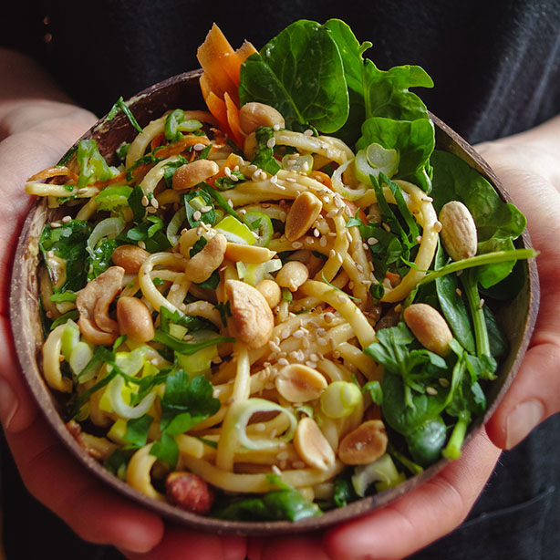 Udon-Nudeln mit Erdnuss-Limetten-Sauce und knackigem Gemüse