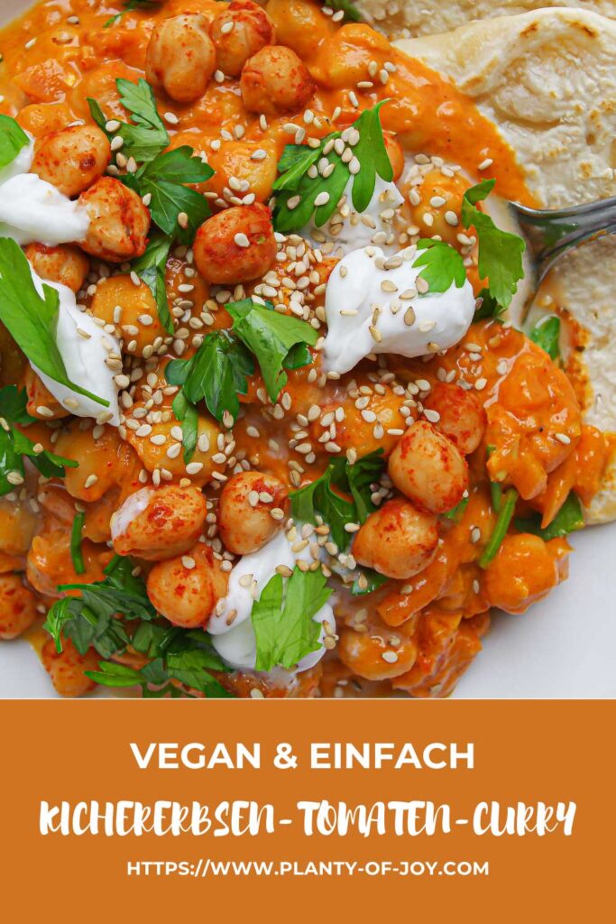 Kichererbsen-Tomaten-Curry mit Naan, frischen Kräutern, Kokosjoghurt und Sesam. Der untere Teil des Bildes ist orange mit weißem Text. Der Text lautet vegan & einfach, Kichererbsen-Tomaten-Curry und die url der Website Planty of Joy.