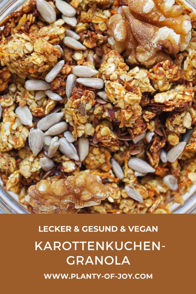 Eine Nahaufnahme von Knusprigem Karottenkuchen-Granola in einem Weckglas getoppt mit Sonnenblumenkernen und Walnüssen. Der untere Teil des Bildes ist hellbraun mit weißem Text. Der Text lautet lecker & gesund & vegan, Karottenkuchen-Granola und die Domain der Website Planty of Joy.