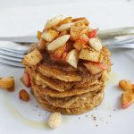 Apfel-Zimt-Pancakes mit Dattel-Erdnuss-Karamell