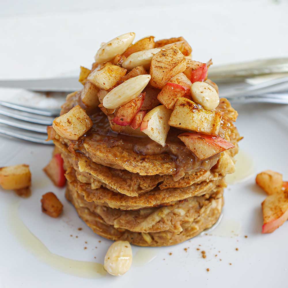 Apfel-Zimt-Pancakes mit Dattel-Erdnuss-Karamell