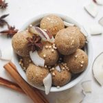 Haselnuss-Chai-Blissballs mit Kokos