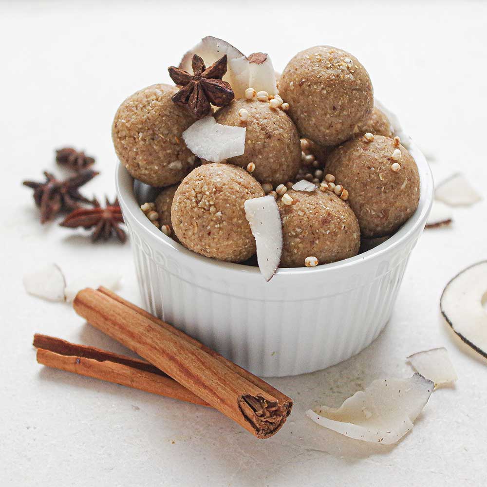 Haselnuss-Chai-Blissballs mit Kokos