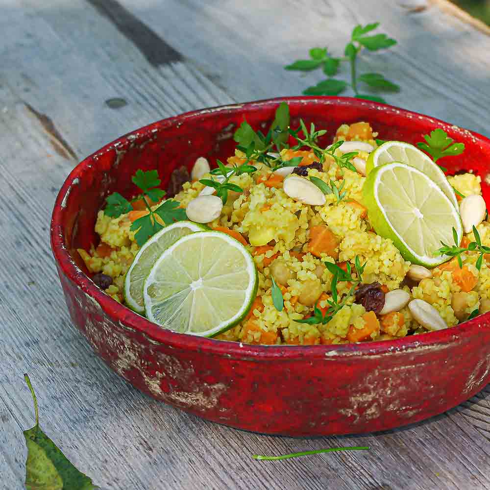 Goldene Gemüse-Couscouspfanne mit Mandeln