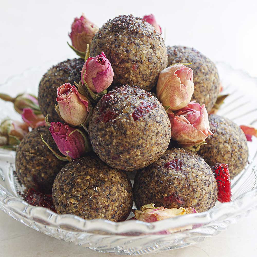 Mohn-Haselnuss-Blissballs mit Cranberries