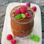 Ein Bild von Gläsern mit Süßkartoffel-Schoko-Mousse von Planty of Joy. Die Mousse ist eine cremige und schokoladige Dessertcreme aus gekochten Süßkartoffeln, Kakaopulver, Datteln und Pflanzenmilch. Die Mousse hat eine dunkelbraune Farbe und eine glatte Textur. Die Mousse ist mit frischen Himbeeren und Blaubeeren dekoriert. Das Bild sieht süß und verführerisch aus.