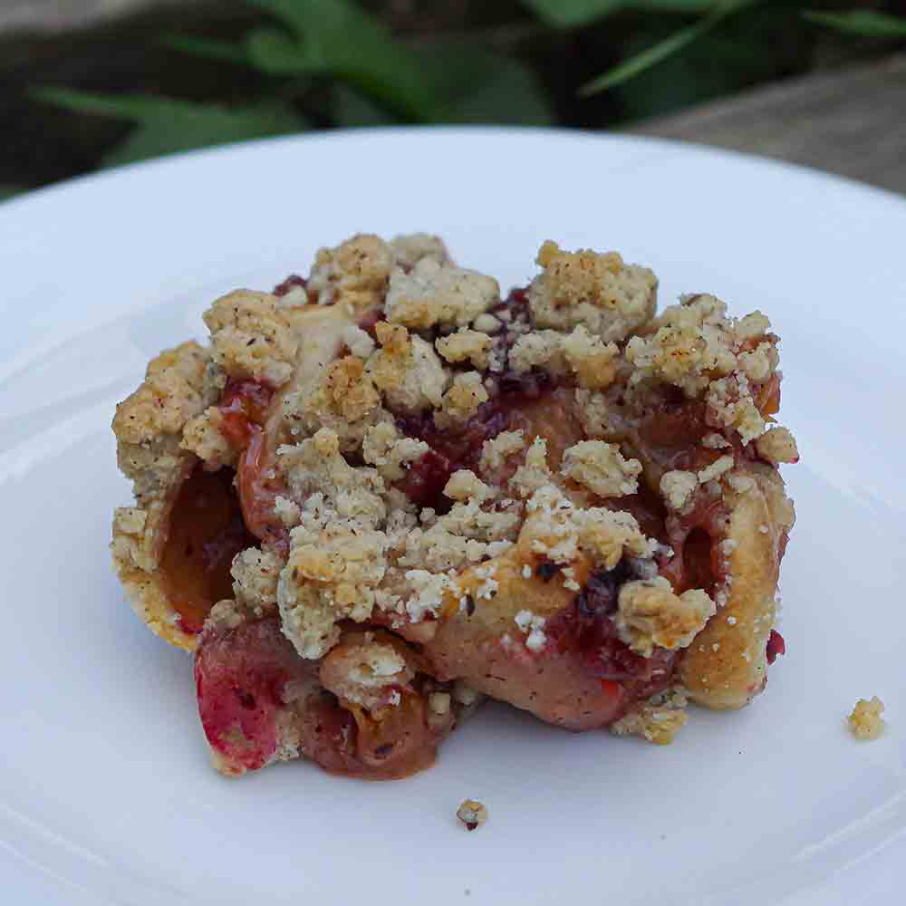 Zwetschgen-Streuselschnecken mit Haselnüssen