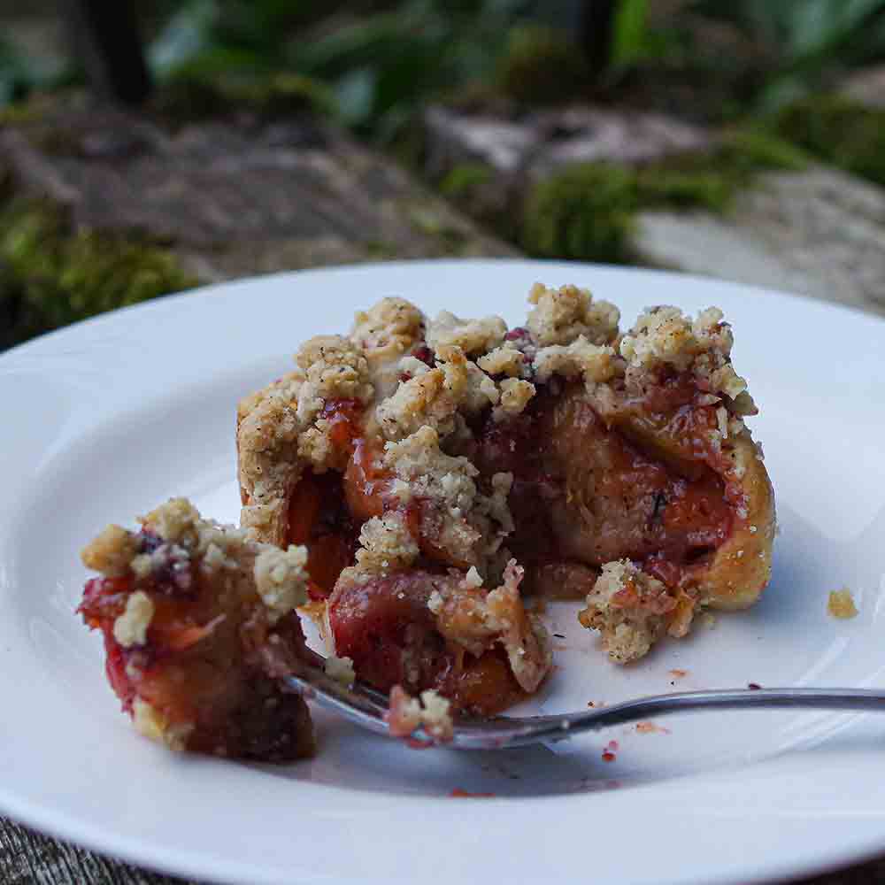 Zwetschgen-Streuselschnecken mit Haselnüssen