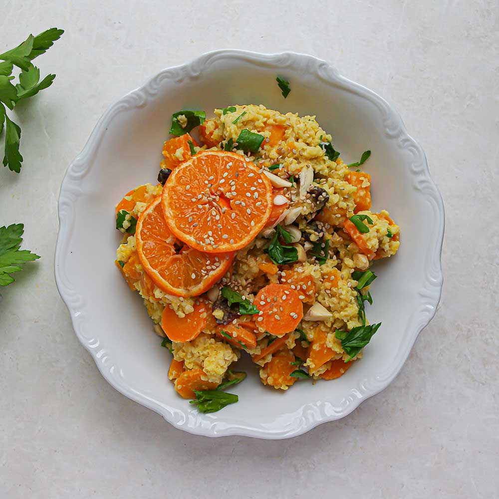 Fruchtiger Kürbis-Hirse-Salat mit Erdnuss-Dressing