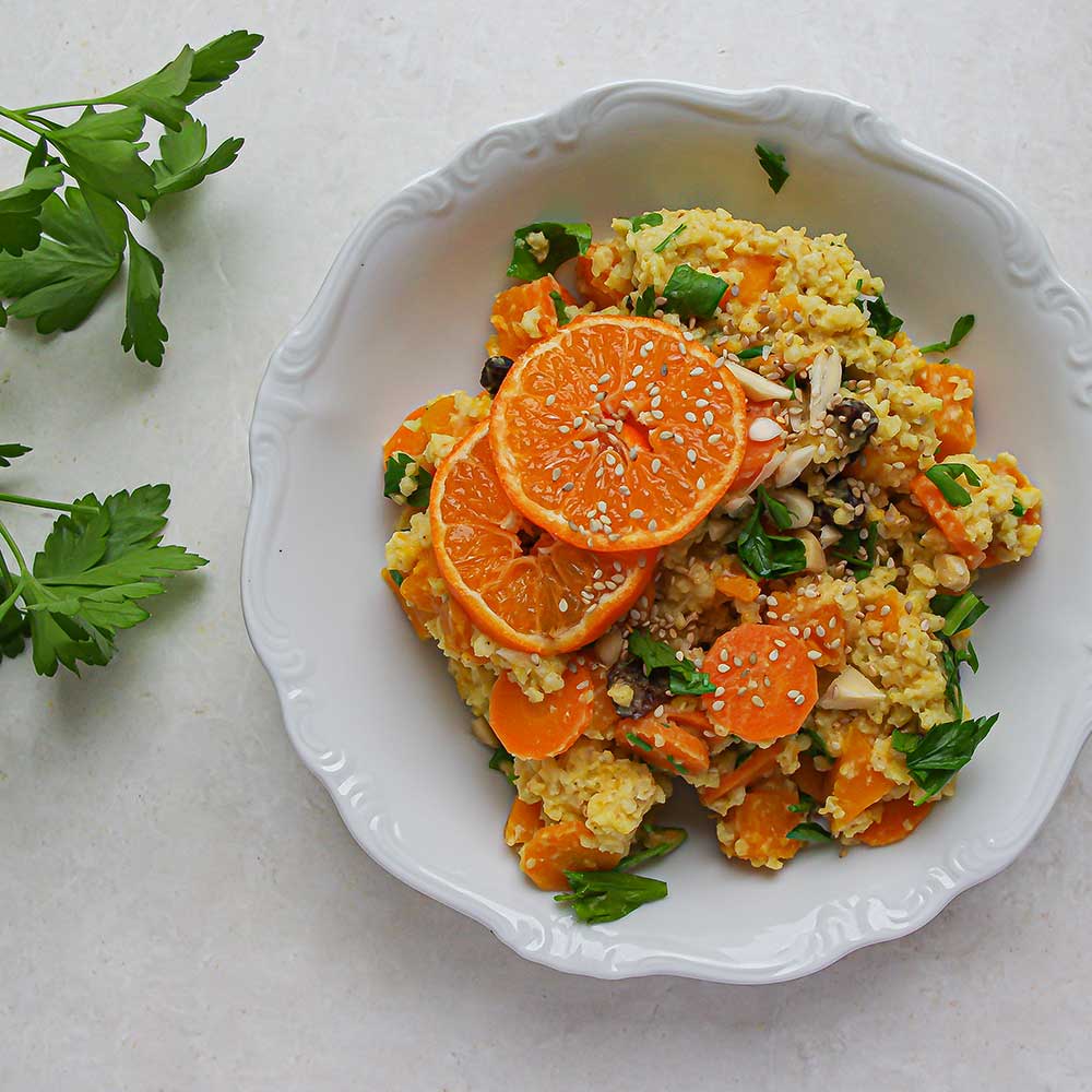 Fruchtiger Kürbis-Hirse-Salat mit Erdnuss-Dressing
