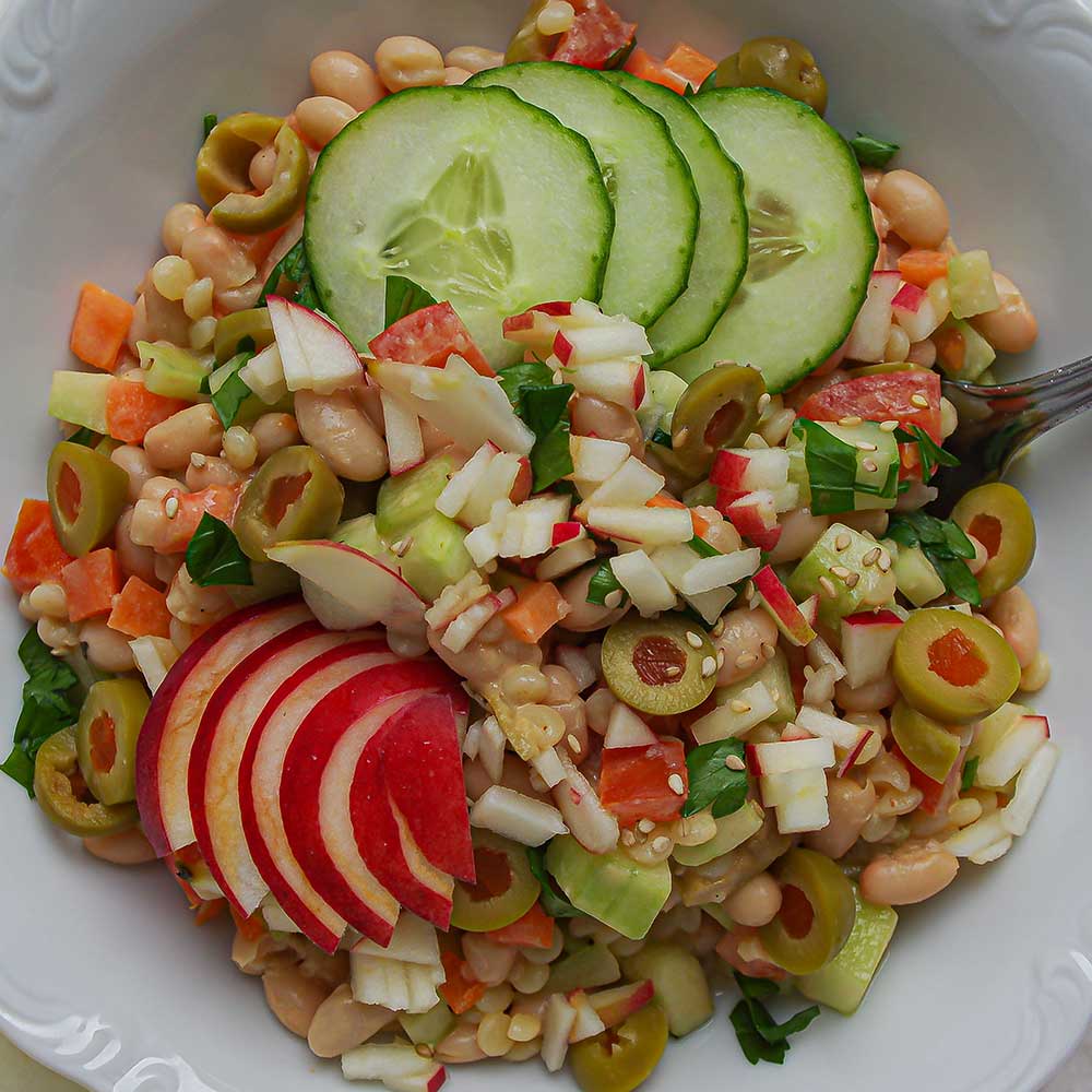 Mediterraner Couscous-Salat mit cremigem Paprika-Cashew-Dressing