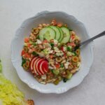 Couscous-Bohnen-Salat mit cremigem Paprika-Cashew-Dressing