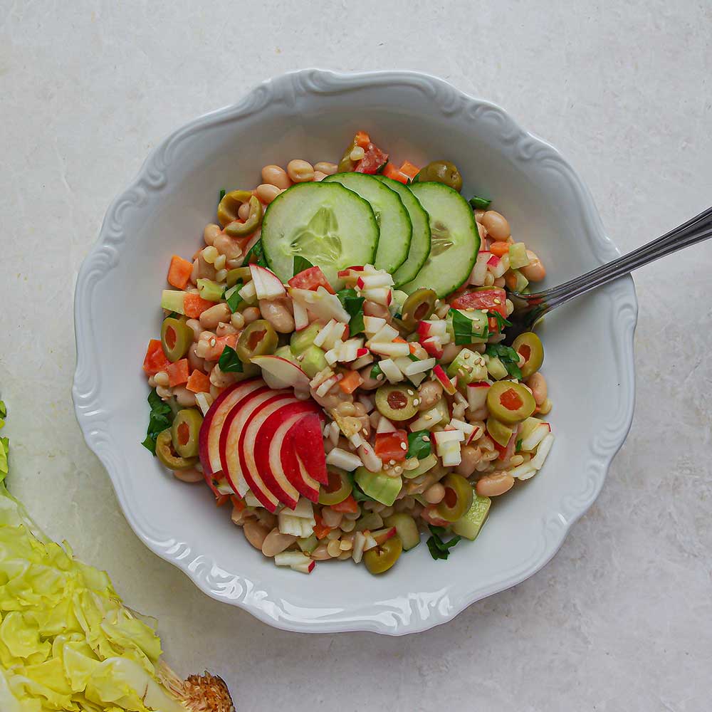 Mediterraner Couscous-Salat mit cremigem Paprika-Cashew-Dressing