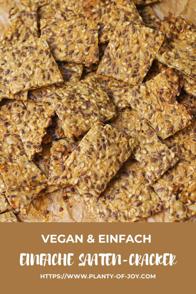 Einfache Saaten-Cracker. Der untere Teil des Bildes ist hellbraun mit weißem Text. Der Text lautet vegan & einfach, einfache Saaten-Cracker und die url der Website Planty of Joy.