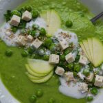 Zucchini-Erbsen-Cremesuppe mit Kokosmilch