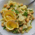 Kichererbsen-Karfiol-Salat mit Hirse und Kurkuma-Cashew-Dessing