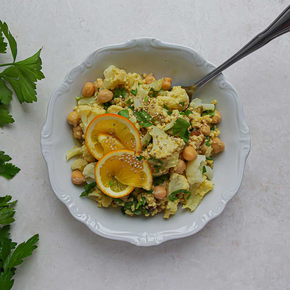 Kichererbsen-Karfiol-Salat mit Hirse und Kurkuma-Cashew-Dessing