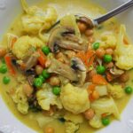 Gemüse-Kokos-Suppe mit Kichererbsen