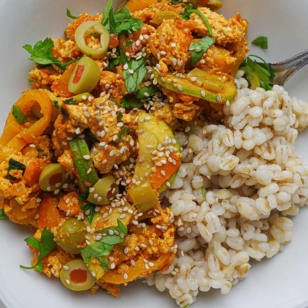 Mediterranes Tofu-Rührei mit Rollgerste