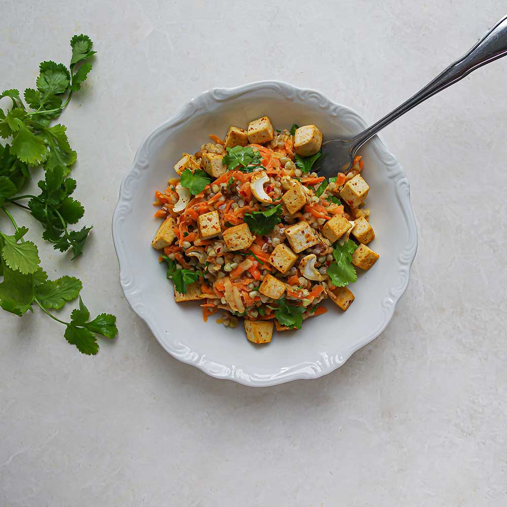 Rohkost-Buchweizensalat mit gebratenem Tofu