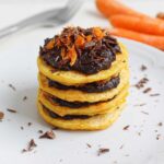 Fluffige Karotten-Haselnuss-Pancakes mit Schoko-Dattel-Creme