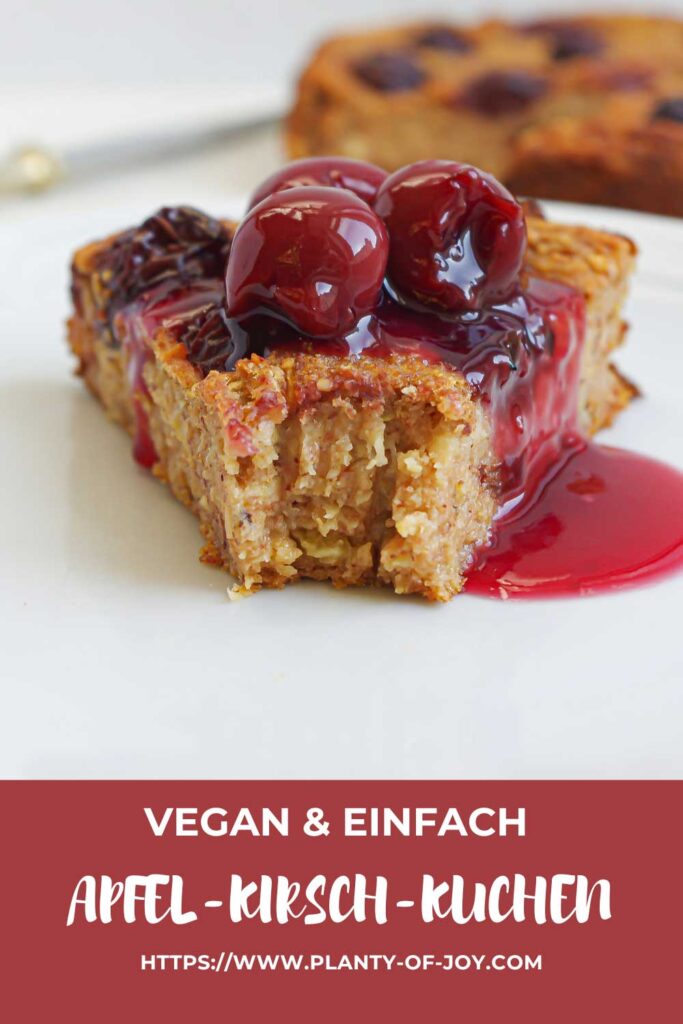 Ein Stück von einem saftigen Apfel-Kirsch-Kuchen getoppt mit eingelegten Kirschen. Der Kuchen sieht sehr saftig und lecker aus. Im unteren Teil des Bildes ist ein roter Abschnitt mit weißem Text. Der Text lautet vegan & einfach, Apfel-Kirsch-Kuchen und die url der Website Planty of Joy.