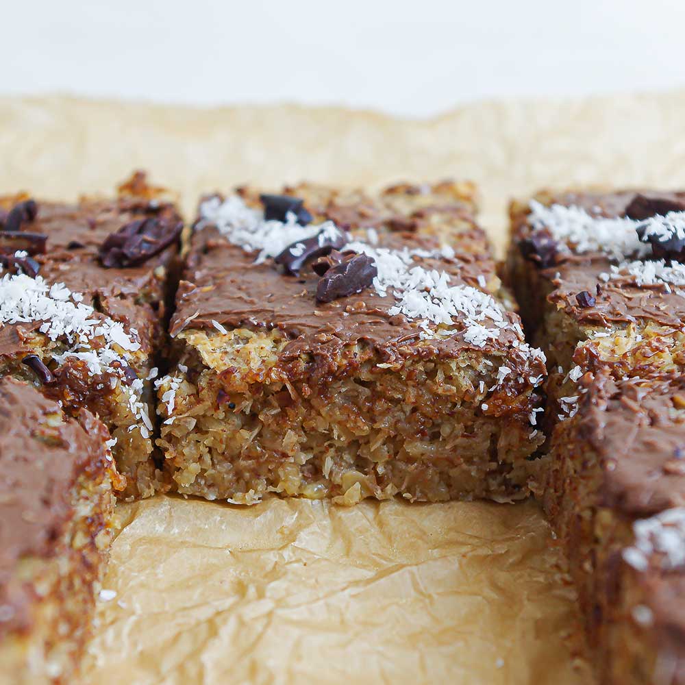 Bananen-Müsliriegel mit Kokos. Die Riegel sehen sehr saftig und lecker aus.